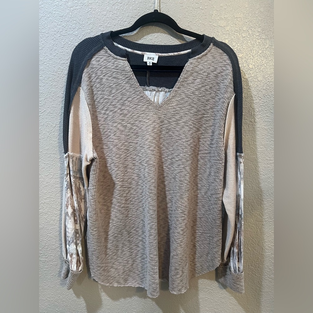 BKE Women's V-Neck Tunic - Gray and Cream